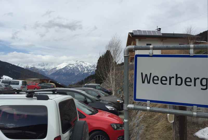 Das ist der Ortsteil Innerst in Weerberg. Ausgangspunkt für Touren in den Tuxer Alpen. Am Horizont ist das Karwendel zu sehen.