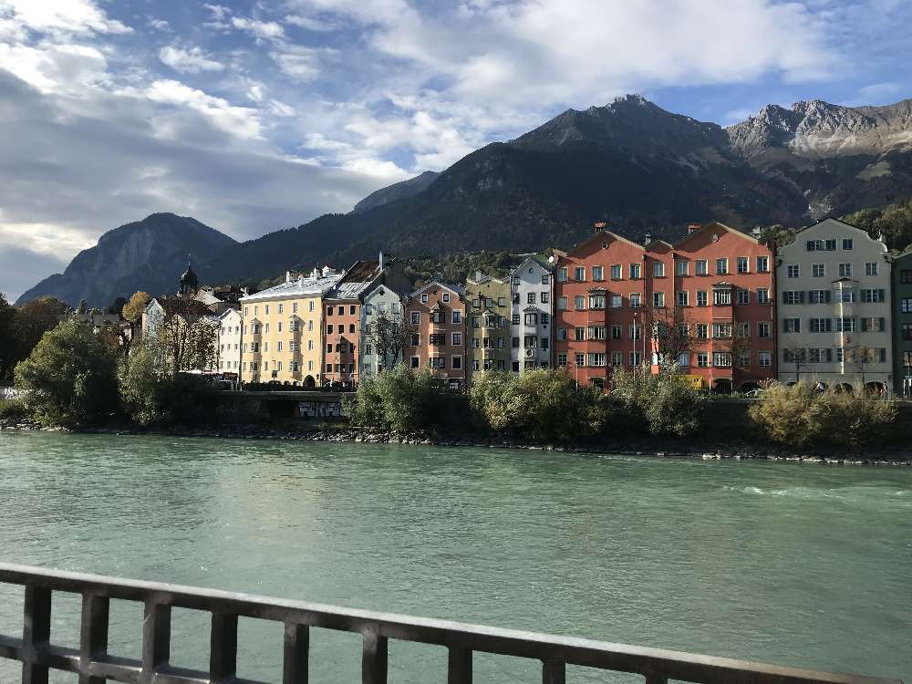 So schön bunt ist die Hausfassade am Inntalradweg in Innsbruck - unbedingt anschauen!