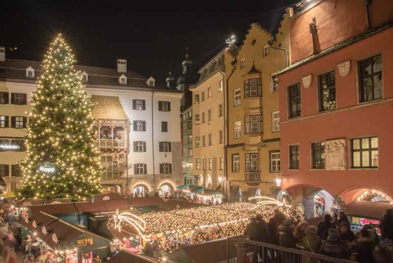 Einer der schönsten Weihnachtsmärkte in Tirol: In Innsbruck beim goldenen Dachl der Adventmarkt in Tirol, Foto: Advent in Tirol