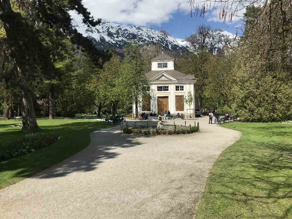 Innsbruck Hofgarten heute - mit dem Musikpavillon im Park