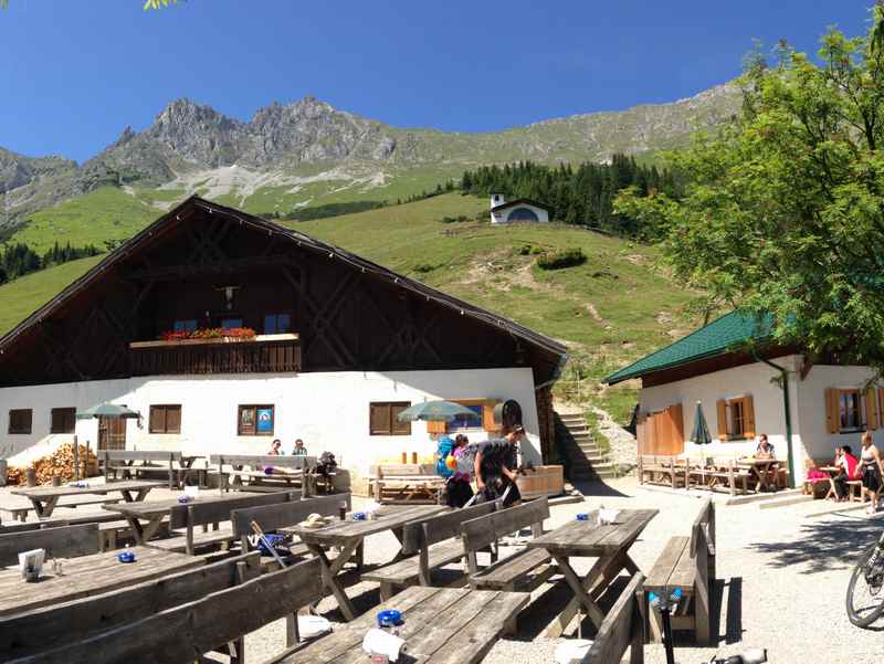 Welche Hütten und Almen gibt es in Innsbruck? - hier im Bild die schöne Höttinger Alm auf der Nordkette