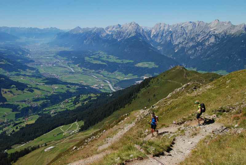 Hier der Ausblick von den Tuxer Alpen ins Karwendel, unten das Inntal mit Innsbruck. Eine feine Hüttenwanderung in Tirol 