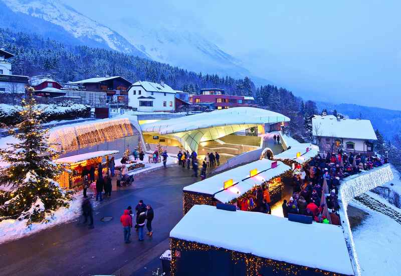 Der Hungerburg Weihnachtsmarkt über der Stadt Innsbruck, im Karwendel; Foto: Christof Lackner, 