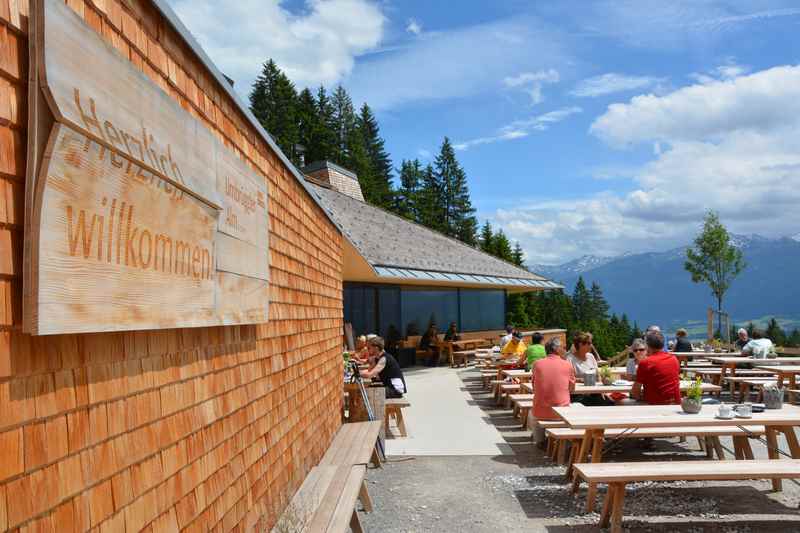 In Innsbruck mountainbiken zur Umbrüggler Alm, schöne Terasse