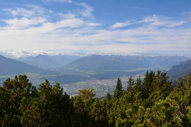 Direkt auf der Wanderung oberhalb des Halltal - der Blick nach Innsbruck