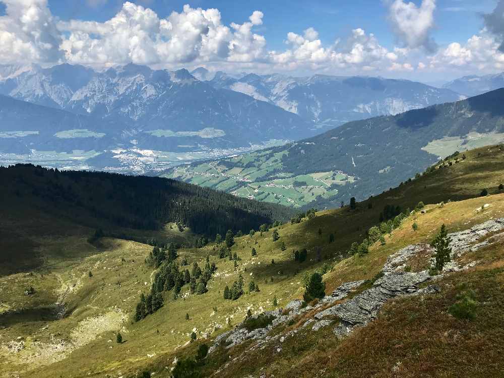 Auf dem Inntaler Höhenweg wandern in den Tuxer Alpen, oberhalb des Inntals