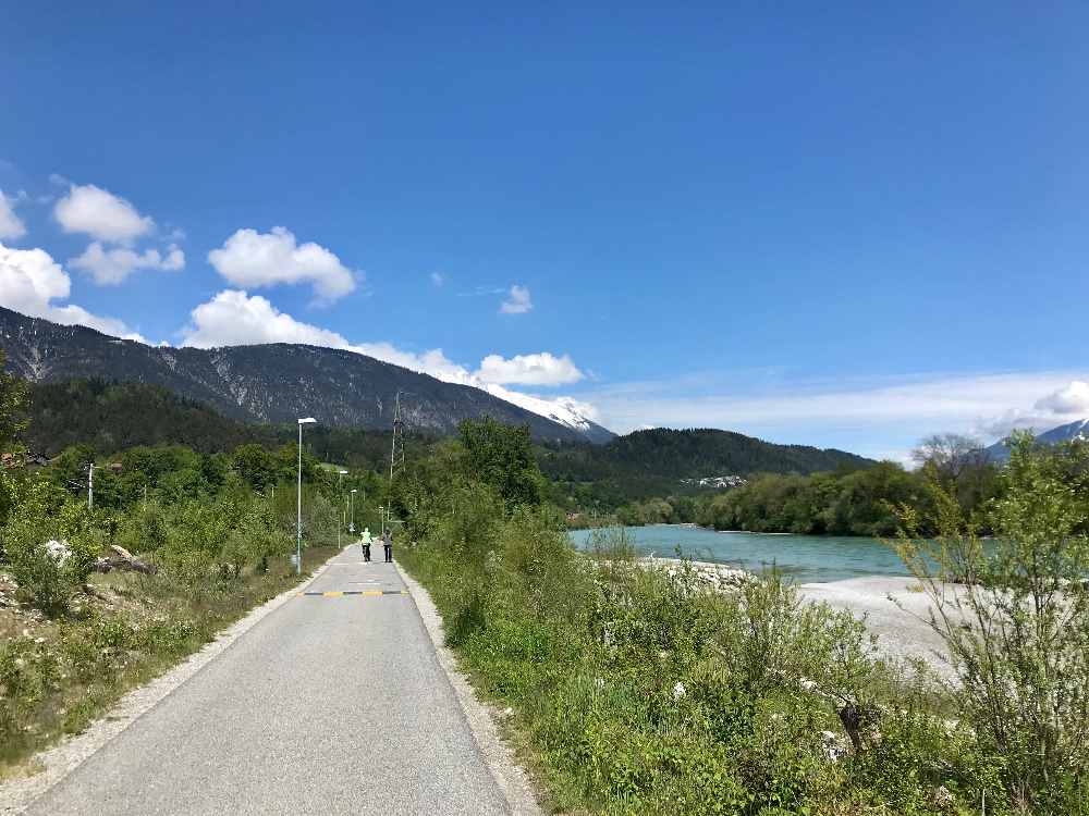 Meist führt der geteerte Innradweg direkt neben dem grünen Inn