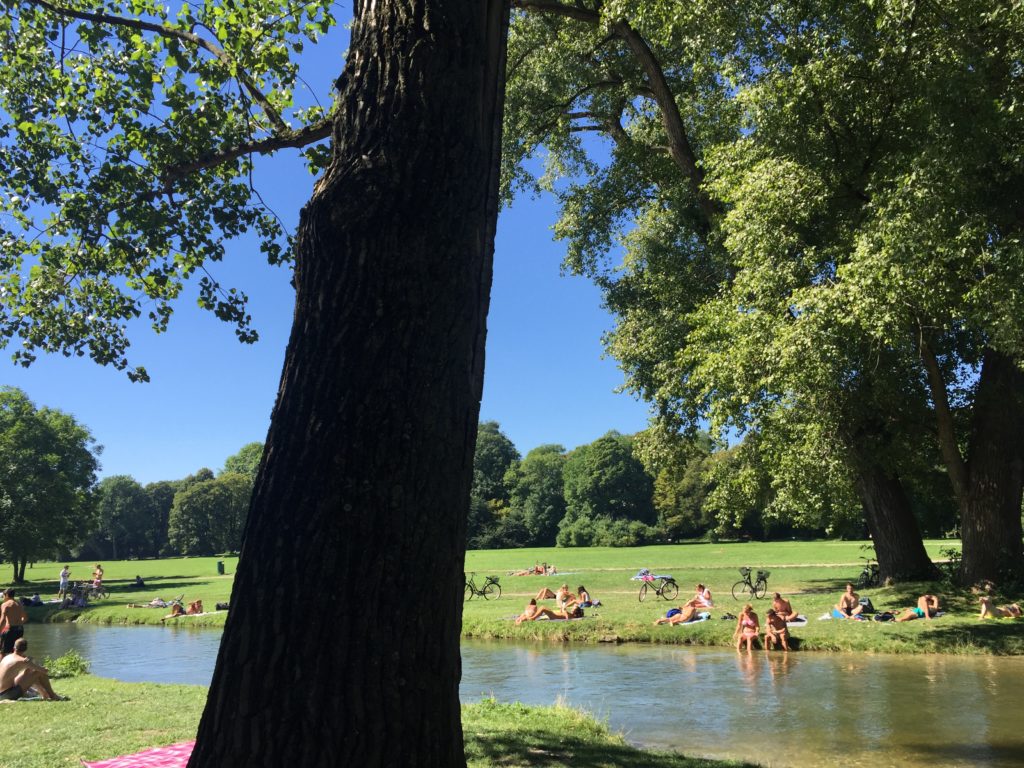 Auch das ist "Isar München baden" - am Eisbach im Englischen Garten. Der Eisbach ist ein Nebenarm der Isar. 