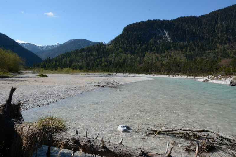 München Venedig wandern: An der Isar entlang führt der Fernwanderweg von München ins Karwendel nach Vorderriß