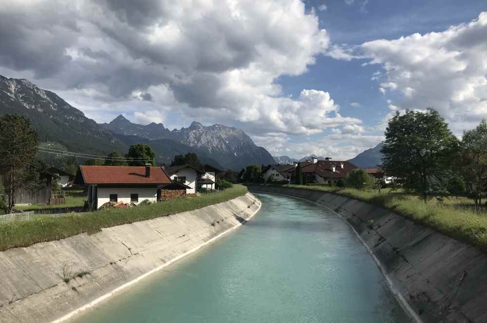 Das ist der Isarkanal bei Wallgau, gesehen auf der letzten Brücke, bevor die Isar in den Berg fließt