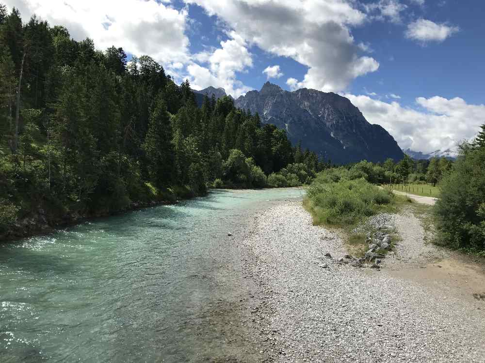 Die Isar in Krün - türkisblaues Wasser mit dem Karwendel