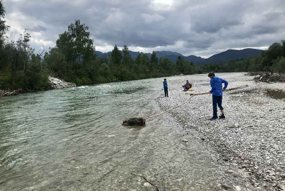 An der Isar wandern - am Kieselstrand baden oder spielen