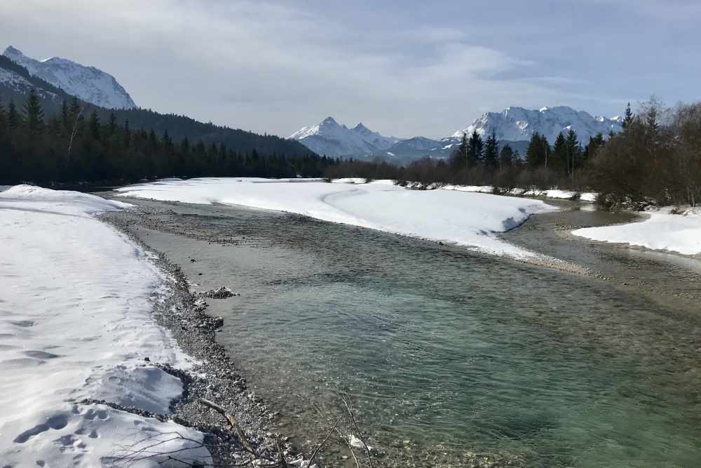 Bei der ersten Brücke über die Isar kommen die Loipen aus Wallgau und Krün zusammen