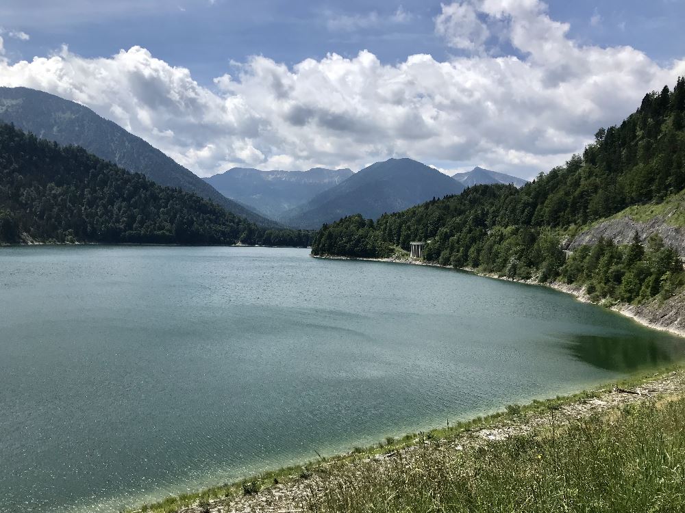 Der Isar Radweg führt direkt am Sylvensteinsee vorbei