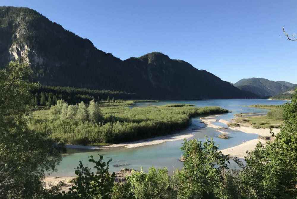 Hier fliesst die Isar in den Sylvensteinsee - eine wunderbare Mündung, die man am besten von oben beobachten kann