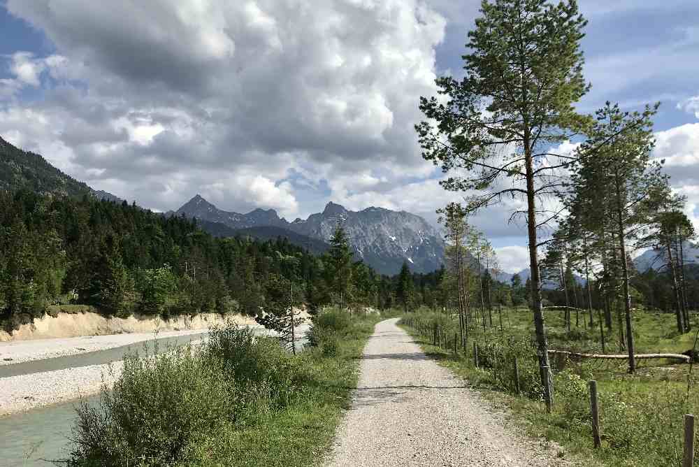 Entlang der Isar führt die Wanderung zurück nach Krün 