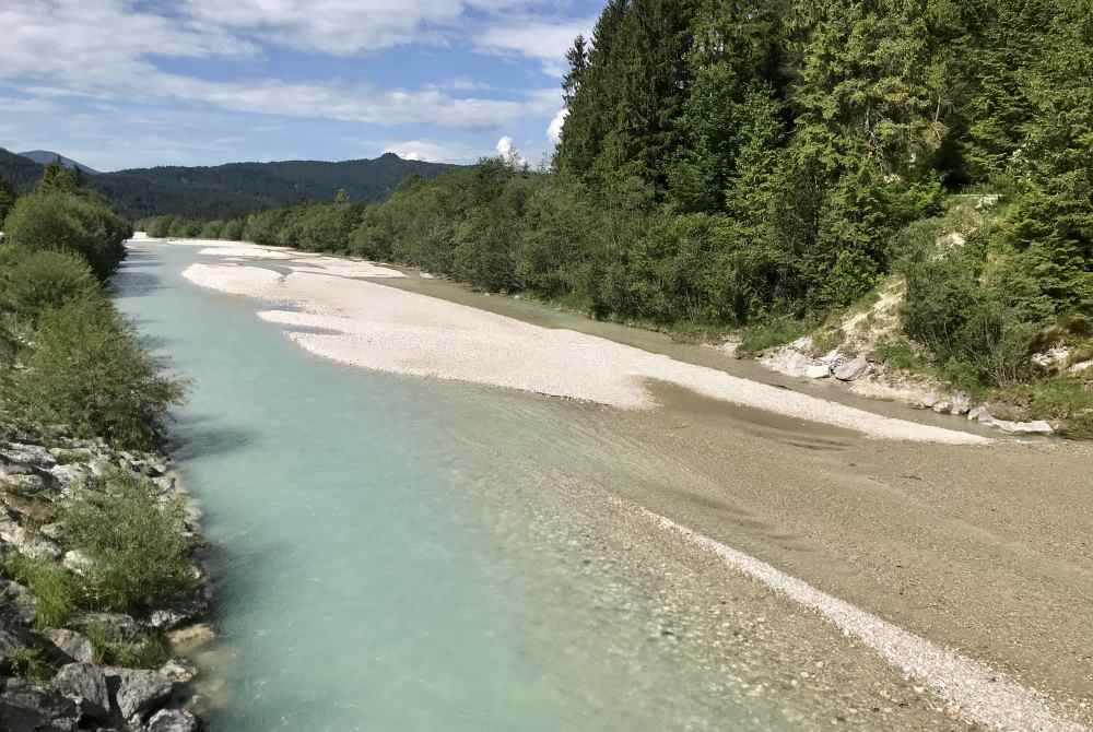 Viel Platz auf den Kiesbänken, um in der türkisblauen Isar zu baden