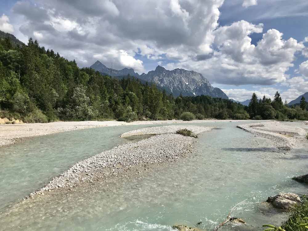 Die schöne Isar im Isarwinkel bei Wallgau - traumhafte Flecken in den Alpen 