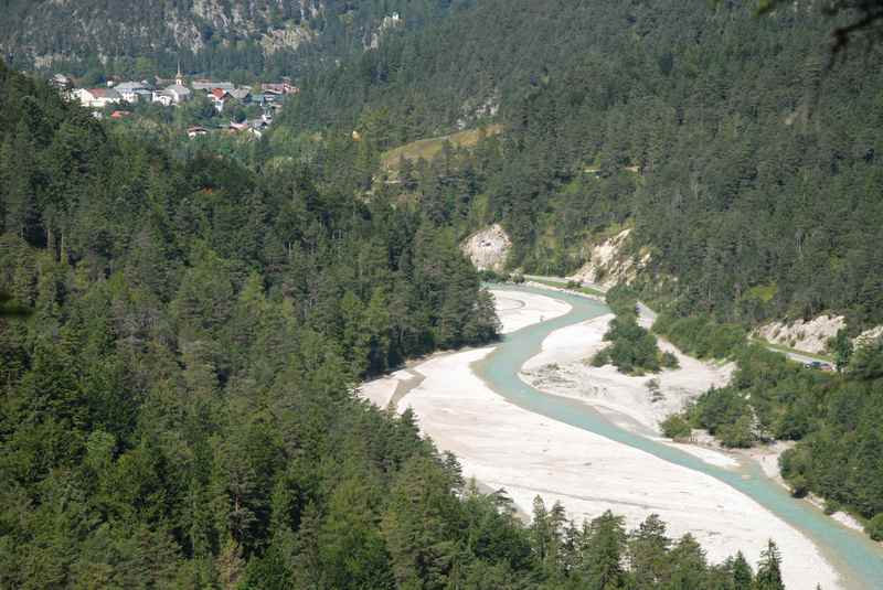 Hinten siehst du Scharnitz mit der Kirche, vorne die junge Isar