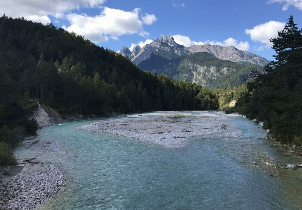 Von der Isarbrücke habe ich diesen schönen Blick über die breite Isar 