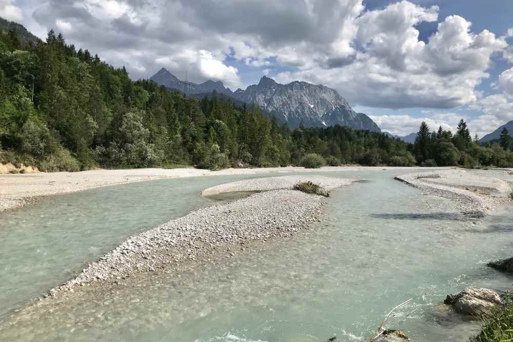 Das liebe ich an der Isar: Die tolle Flußlandschaft mit den türkisgrünen Wasser und dem Karwendel, wie hier in Krün 