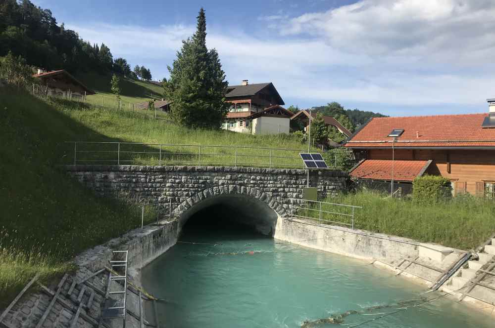  Hier am Fuße des Kreplschrofen geht das Wasser der Isar in diesen Stollen hinein. 