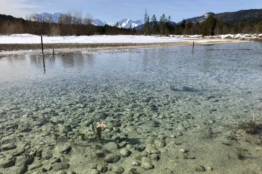 An einer Stelle stehe ich direkt an der türkisgrünen Isar - hinten die schneebedeckten Berge des Wettersteingebirge