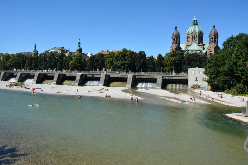 Isarradweg München - durch die Stadt radeln mit Blick auf die Karlskirche