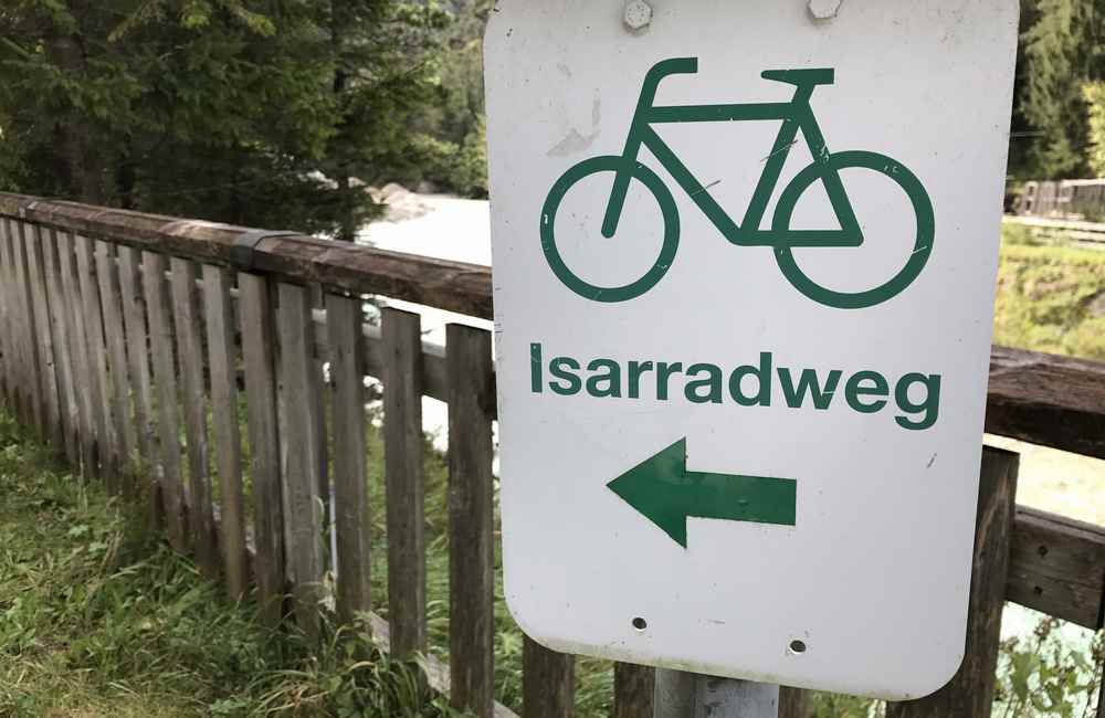 Gute Beschilderung: Auf dem Isarradweg fahre ich bergauf, hinein ins Karwendel