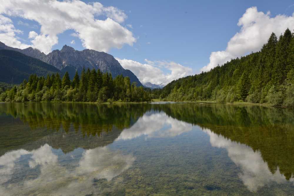 Isarstausee - einer der 10 schönen Seen in der Alpenwelt Karwendel