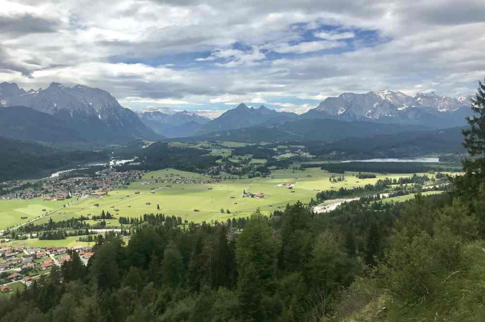 Das ist Blick vom Krepelschrofen bei Wallgau über das obere Isartal 