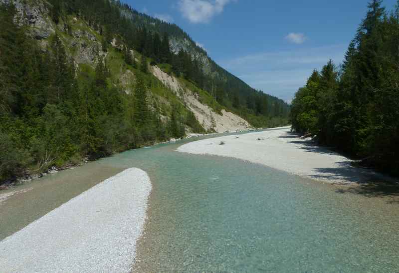 Türkisgrün fließt die Isar durch das Isartal von Vorderriß nach München