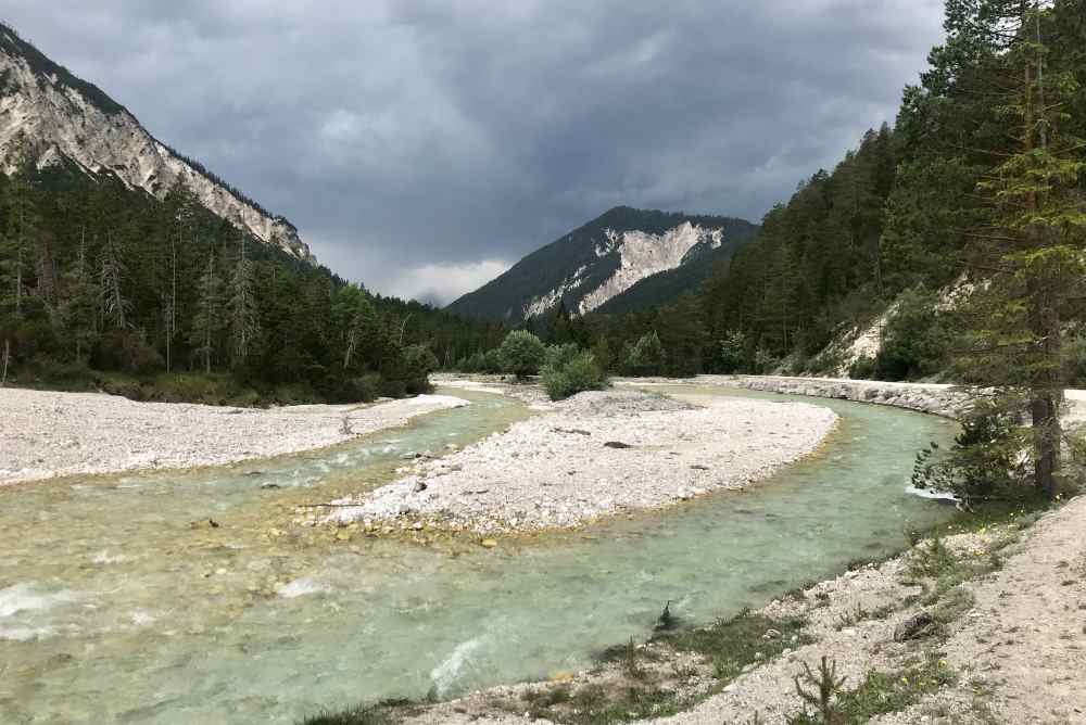 Naturgewalten - unten die Isar, oben das Gewitter