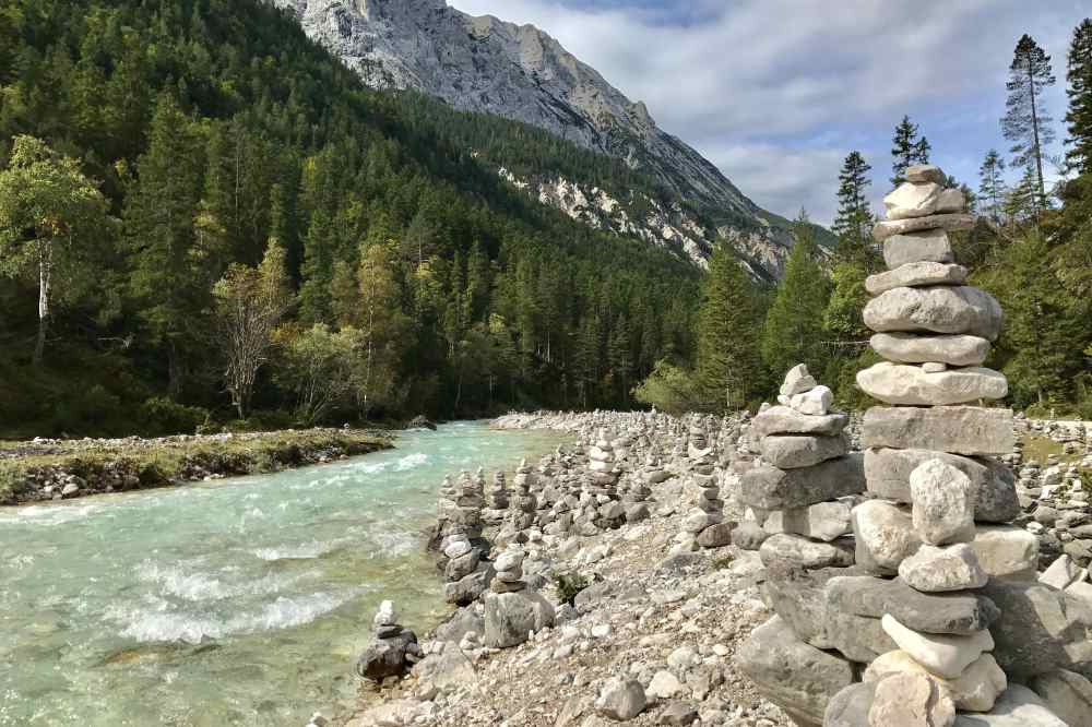 Das ist die reizende Landschaft an der Isar im Hinterautal auf dem Weg zum Isarursprung