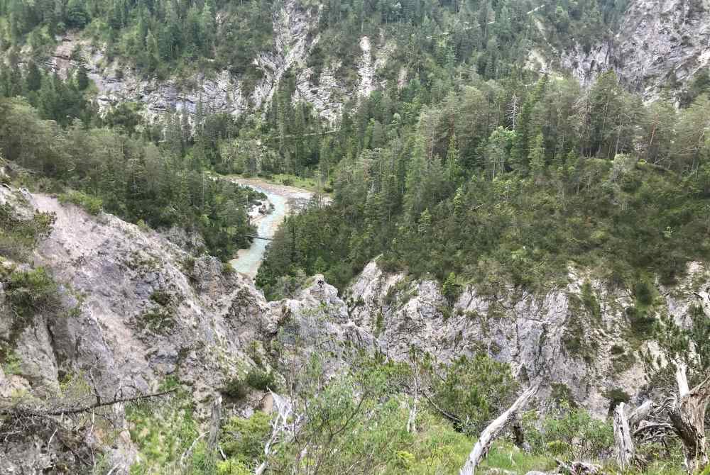 Der Blick vor der Gleirschhöhe auf die Isar mit den Felsen