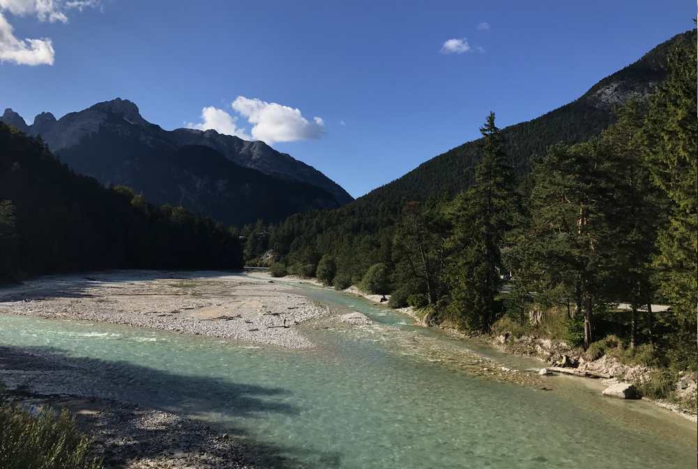 In Scharnitz wandern wir an der Isar entlang