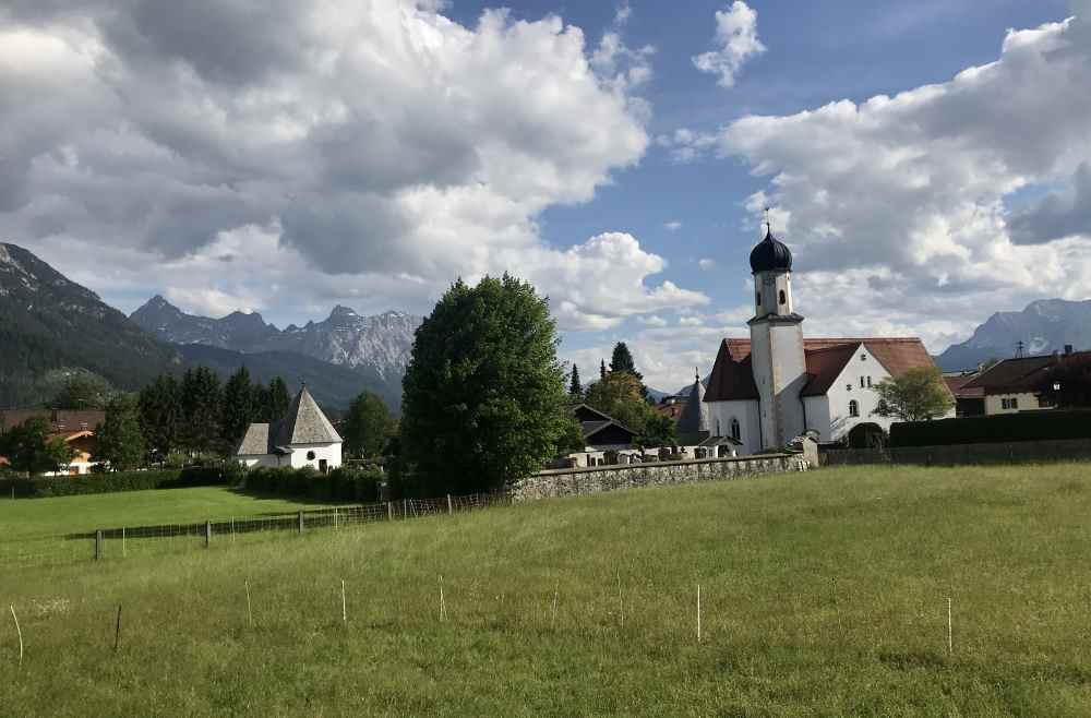 Die Zwiebeltürme der Kirchen zieren die Orte im Isarwinkel