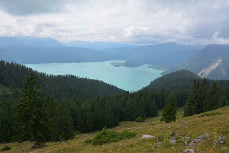 Blick von der Jachenau auf den Walchensee in Bayern