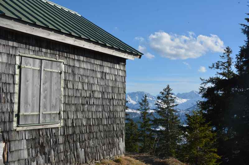 Schön liegt die Jagdhütte unterhalb des Dürrenbergjochs im Karwendel