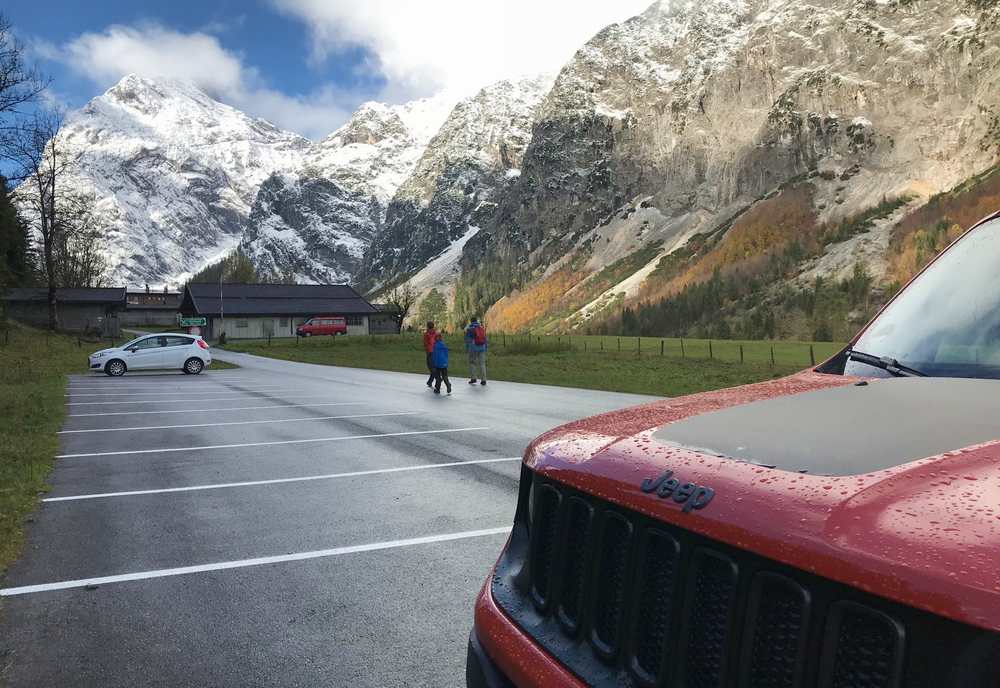 Wir fahren bis zum Parkplatz bei der Falzthurnalm - die Berge des Karwendelgebirge sind weiß 