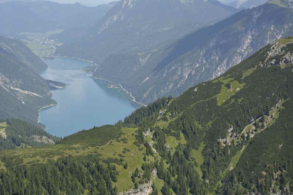 Jenbach Achensee - miteinander verbunden, der Blick vom Stanser Joch auf den Achensee 