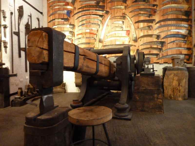 Die Sensenindustrie war groß in Jenbach, zu sehen ist das noch im Jenbacher Museum zu Füßen des Karwendel