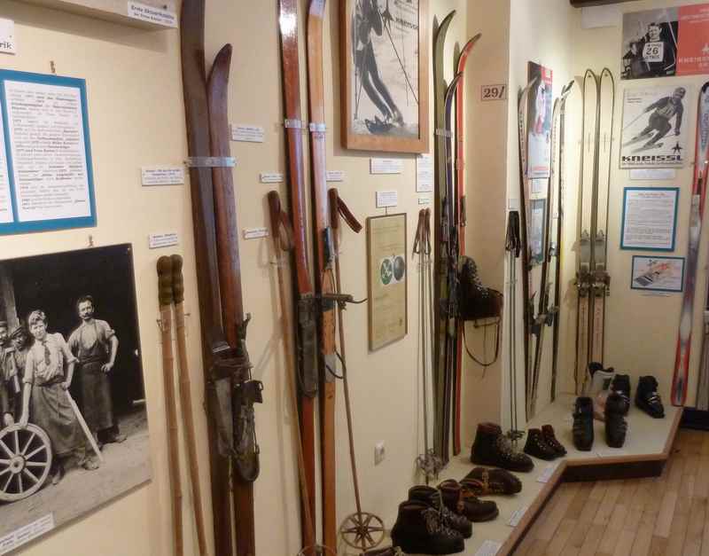 Rund um den Wintersport geht es im oberen Stockwerk des Jenbacher Museum 