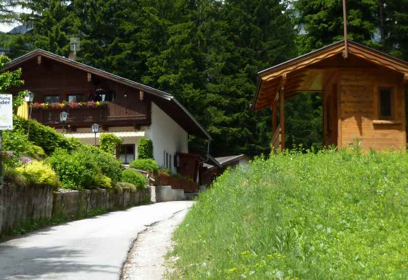 Die im Wald versteckte Jenbacher Rodelhütte im Karwendel