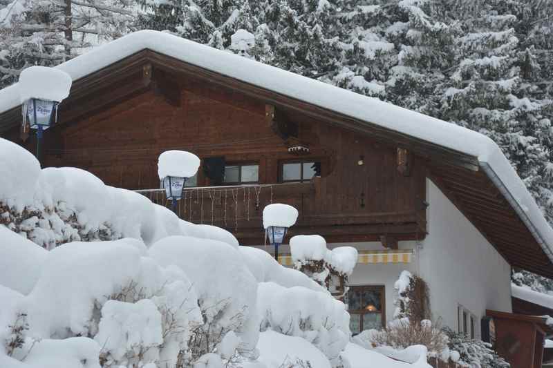 Die tiefverschneite Jenbacher Rodelhütte in Tirol, im Karwendelgebirge