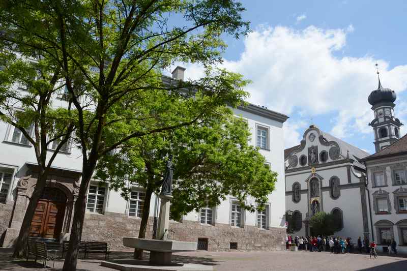 Die Jesuitenkirche am anderen Ende der Altstadt von Hall in Tirol