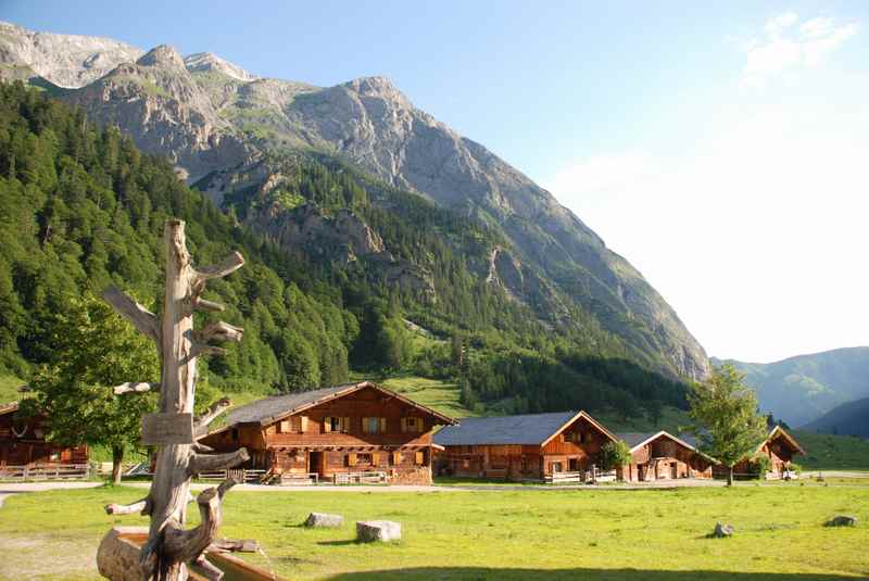 So stellen wir uns einen Sommerurlaub in den Bergen vor: Hier die schöne Engalm am Ahornboden - auf der Karwendeltour, beim Hüttenwandern im Karwendel