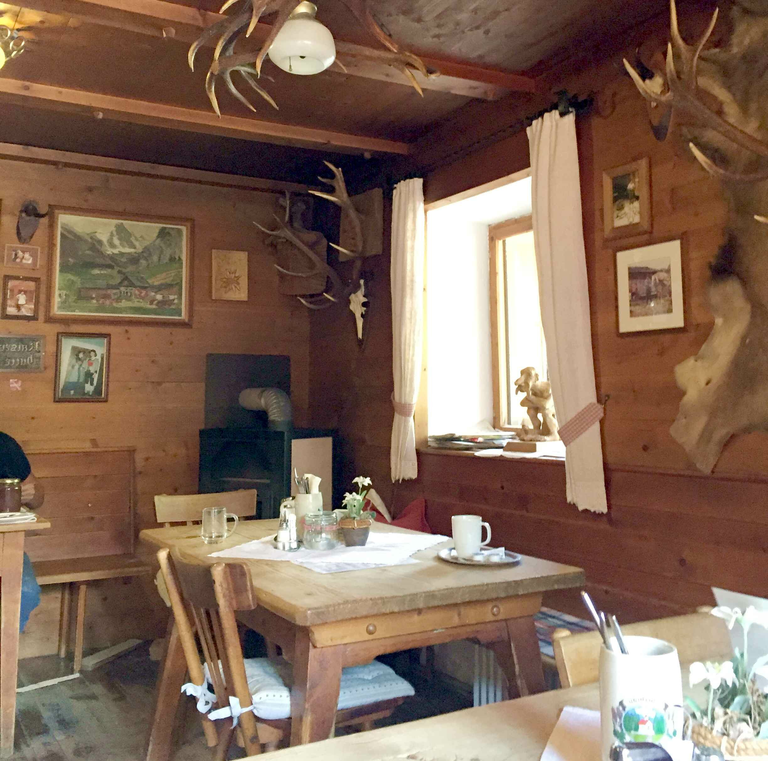  Die gemütliche Stube der Kaiserhütte im Rißtal, Karwendel 