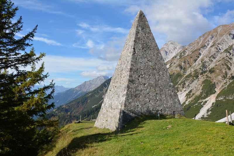 Eine 14 Meter hohe Pyramide auf dem Berg mitten im Karwendel - die Käisersäule