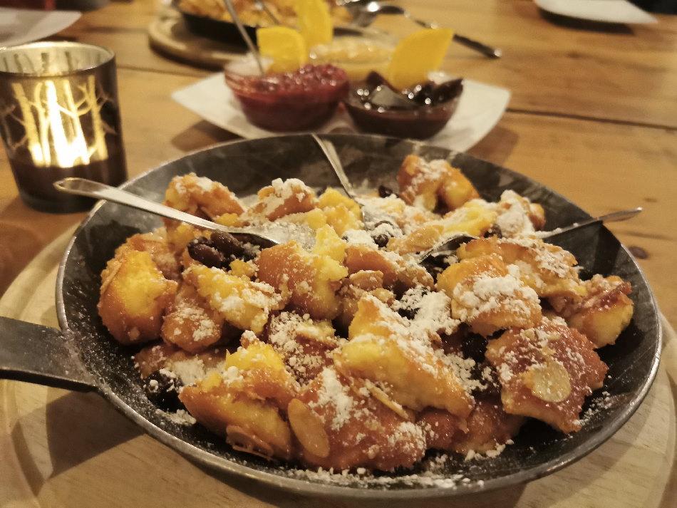 Der beliebte Kaiserschmarrn in der Alm oberhalb von Garmisch Partenkirchen